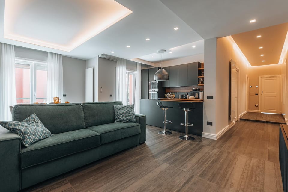 Communal lounge/ TV room, Coffee/tea facilities, Balcony/Terrace, Kitchen or kitchenette, Living room, Seating area, furniture, oven