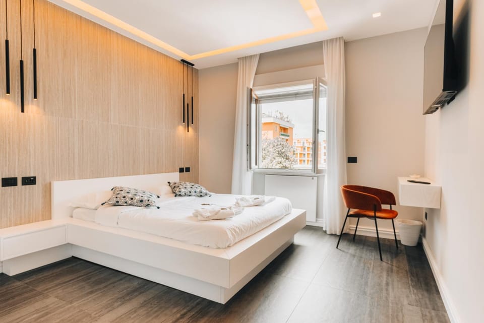 Bed, TV and multimedia, Photo of the whole room, Seating area, Bedroom, City view, heating, towels, air conditioner