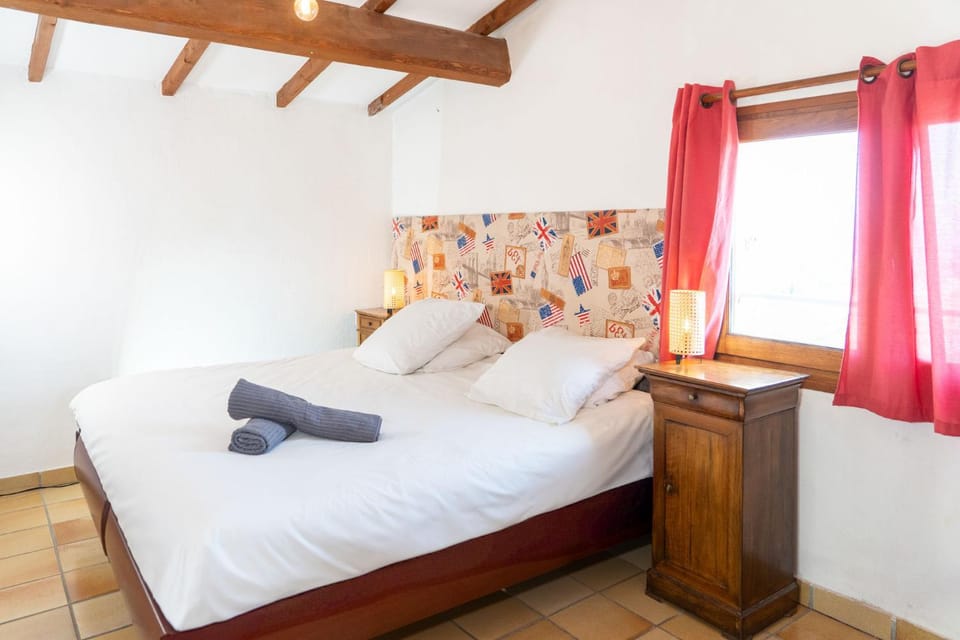 Bed, Photo of the whole room, Bedroom, towels