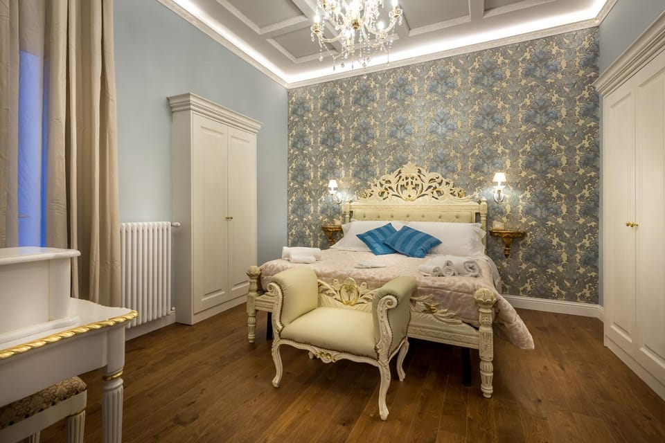 Shower, Toilet, Bed, Coffee/tea facilities, Balcony/Terrace, Decorative detail, Seating area, Bedroom