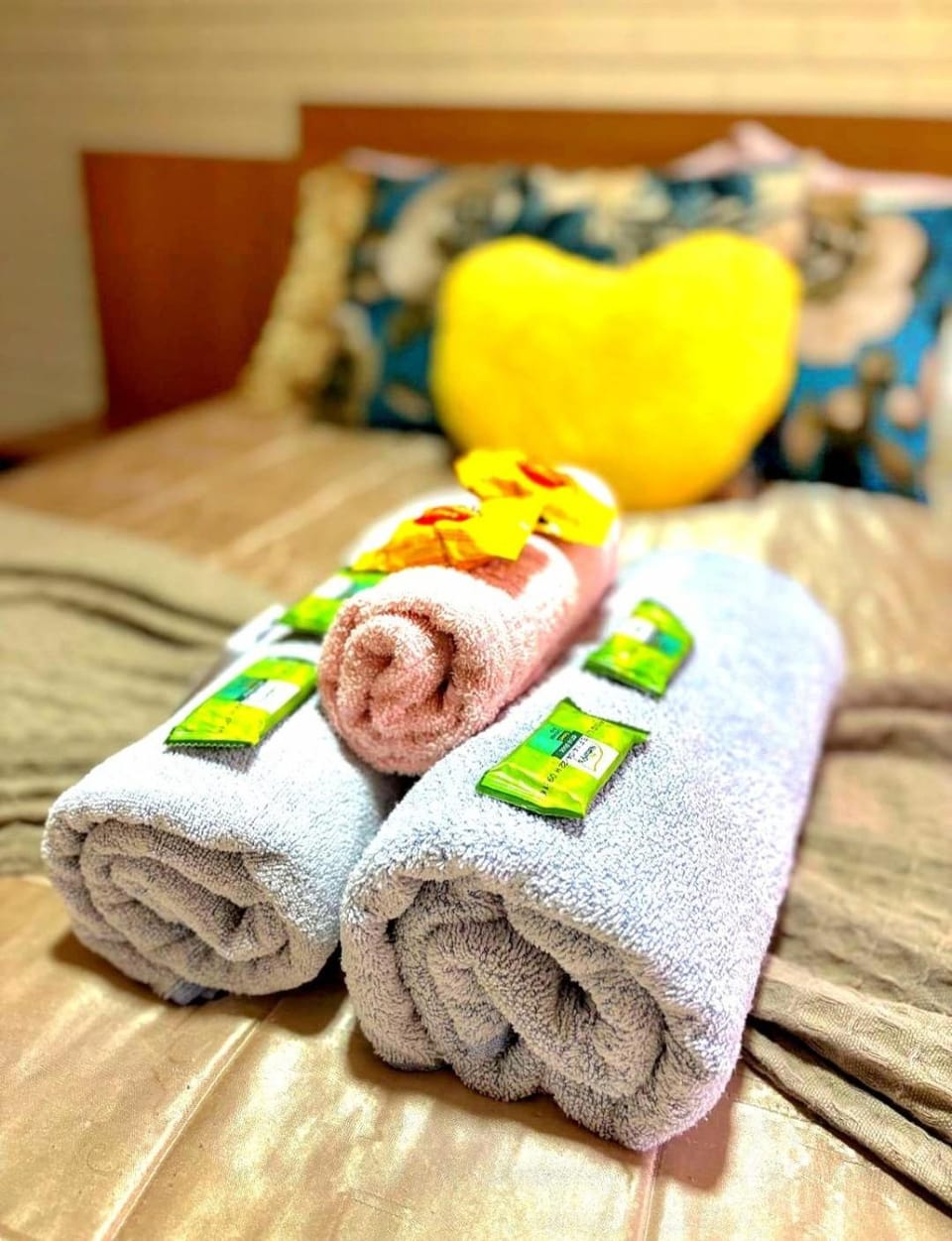 Bed, Bedroom, towels