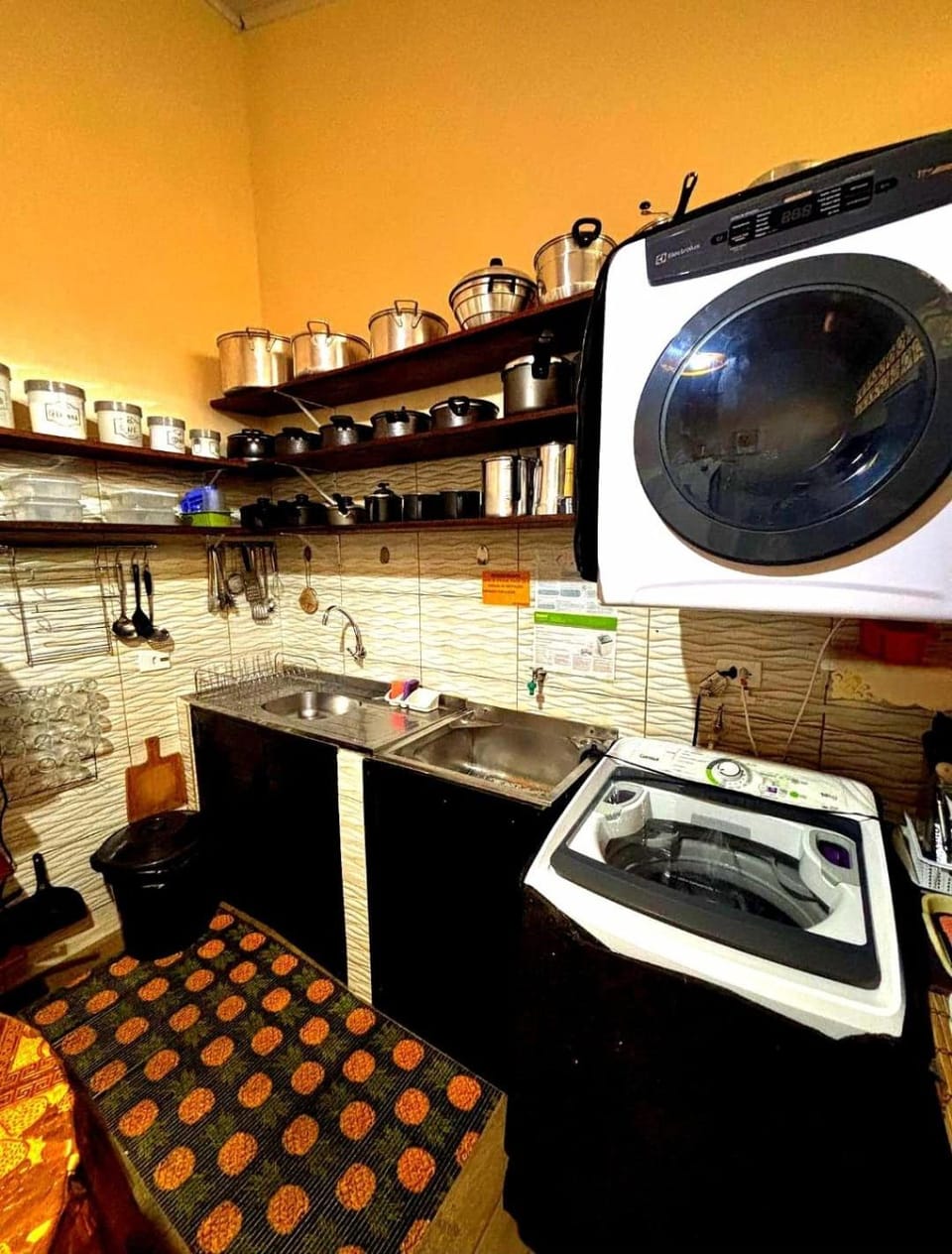 Kitchen or kitchenette, washing machine, dryer