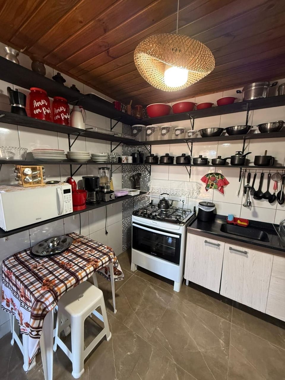 Coffee/tea facilities, Kitchen or kitchenette, Dining area, oven, pet friendly, stove