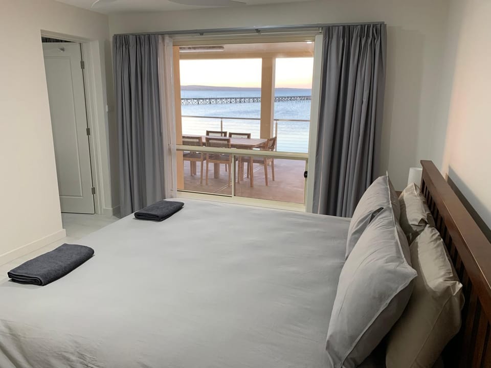 Bedroom, Landmark view, Sea view