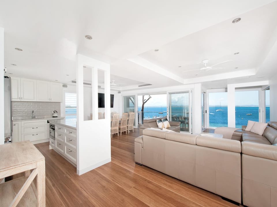 TV and multimedia, Kitchen or kitchenette, Living room, Seating area