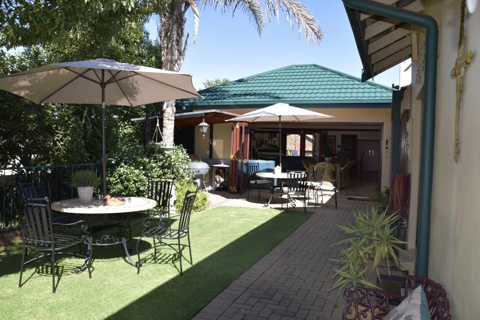 Patio, Day, Garden, Dining area