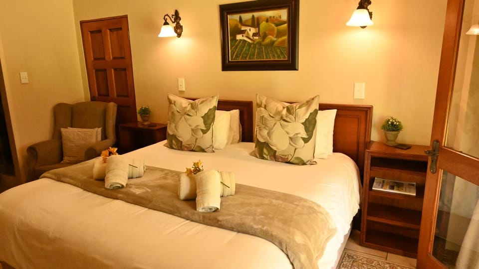Bed, Living room, Photo of the whole room, Seating area, Bedroom