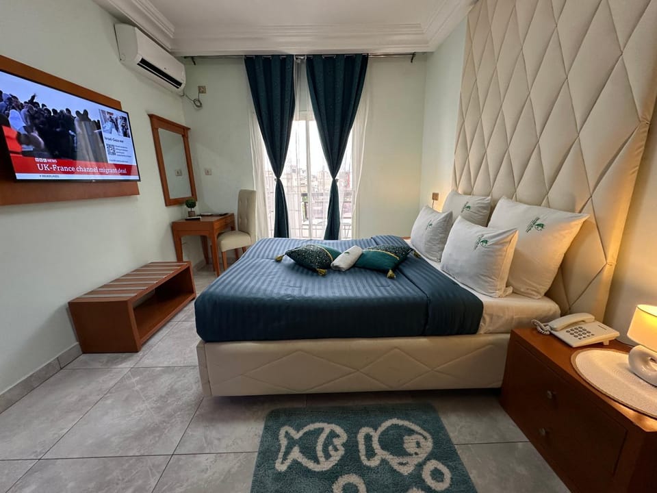 Bed, TV and multimedia, Photo of the whole room, Seating area, Bedroom, air conditioner