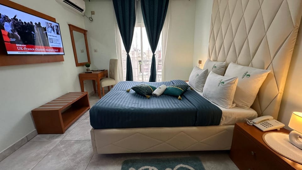 Bed, TV and multimedia, Living room, Photo of the whole room, Seating area, Bedroom, towels