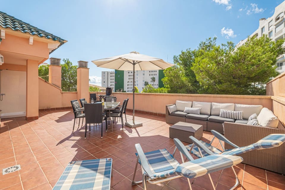 Property building, Balcony/Terrace, Living room
