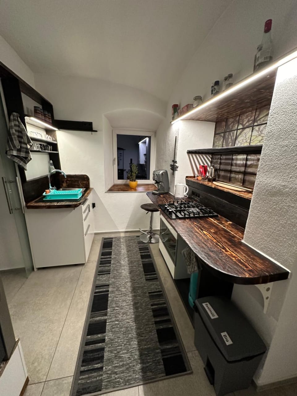 Kitchen or kitchenette, dishwasher, stove