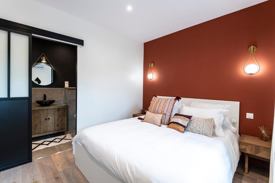 Photo of the whole room, Bedroom