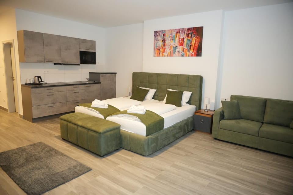 Bed, TV and multimedia, Kitchen or kitchenette, Photo of the whole room, Seating area, Bedroom, towels
