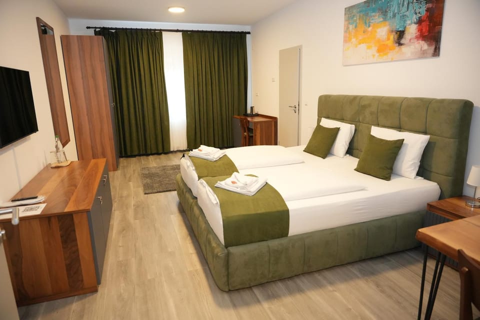 Bed, TV and multimedia, Photo of the whole room, Bedroom