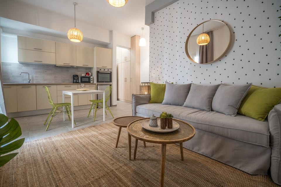 Kitchen or kitchenette, Living room, Seating area, Dining area