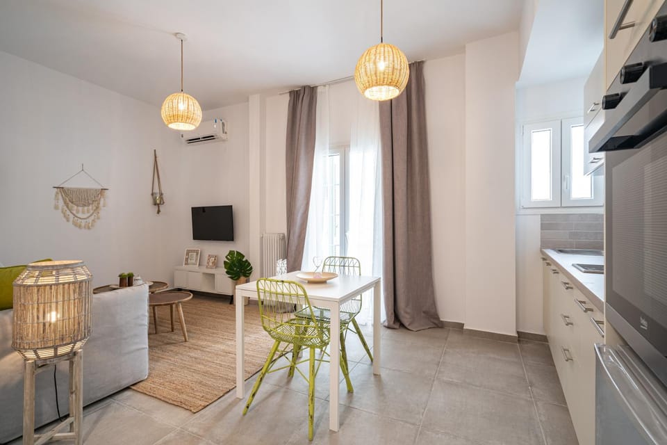 Communal lounge/ TV room, TV and multimedia, Living room, Seating area, Dining area