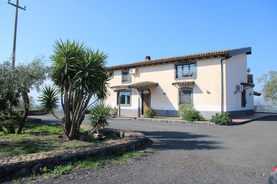 Property building, Facade/entrance, Garden, Garden view