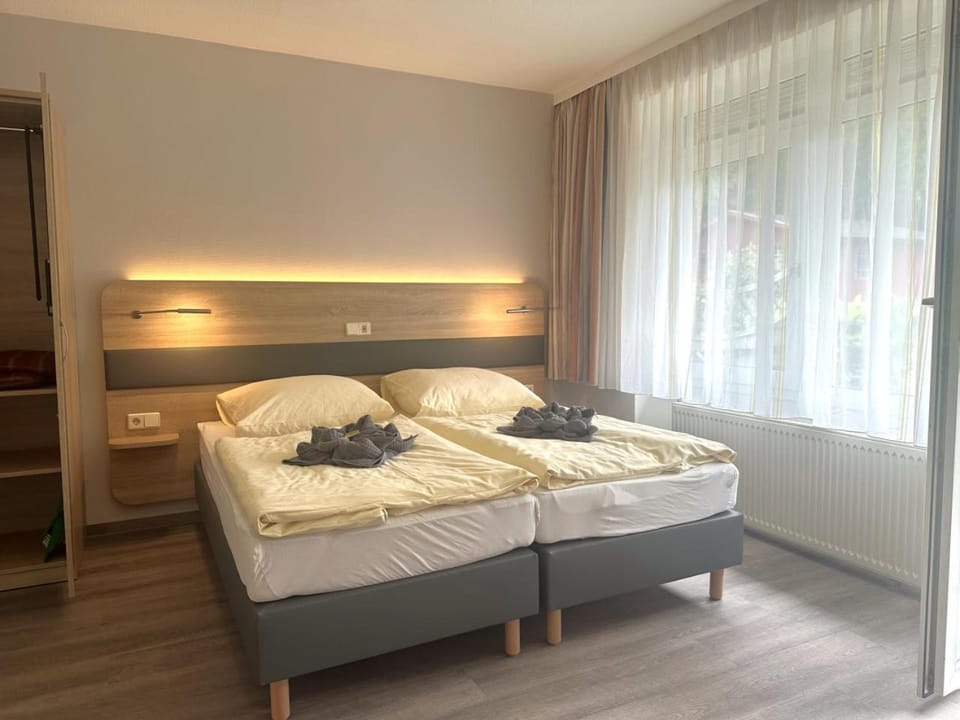 Bed, Photo of the whole room, towels