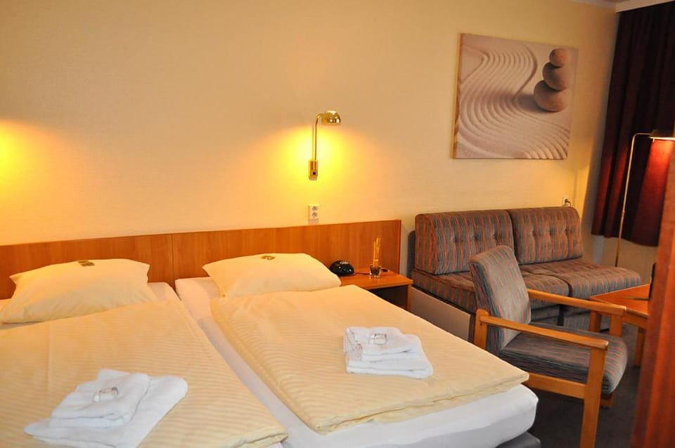 Bed, Photo of the whole room, Seating area, towels