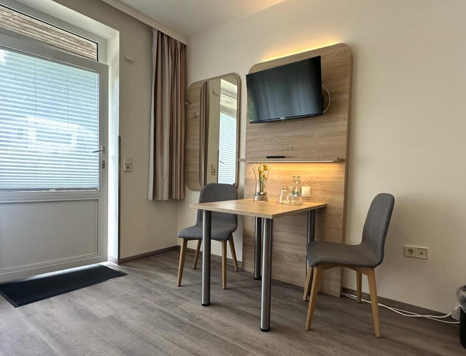 TV and multimedia, Seating area, Dining area