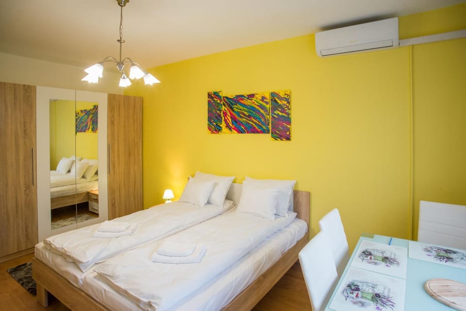 Photo of the whole room, Bedroom