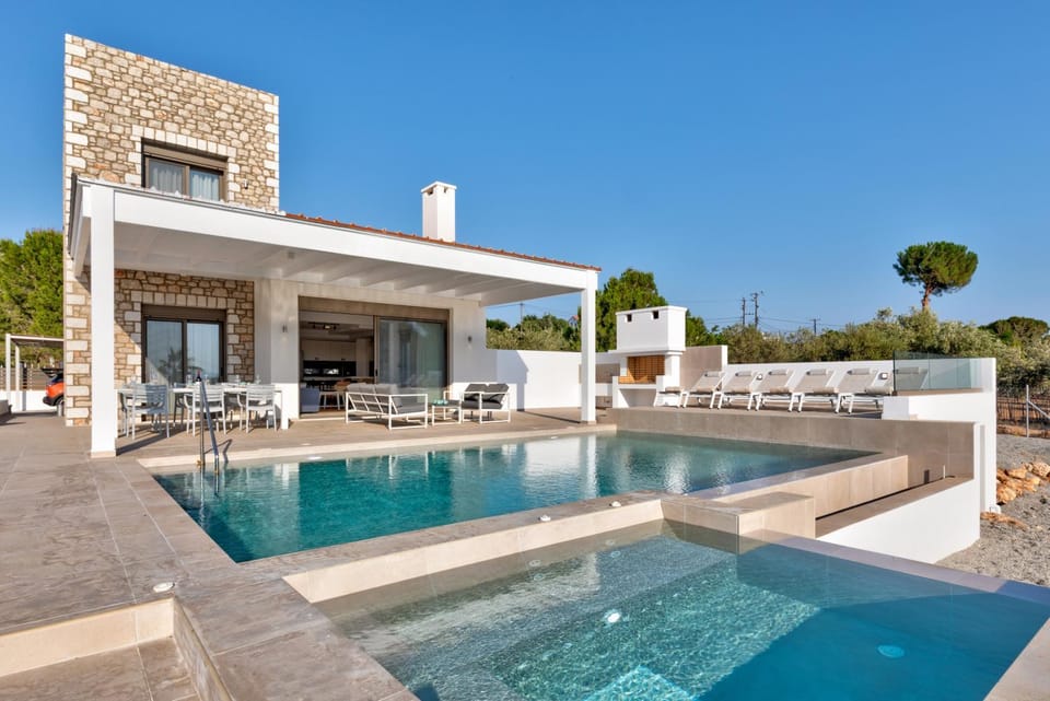 Property building, Balcony/Terrace, Swimming pool, sunbed