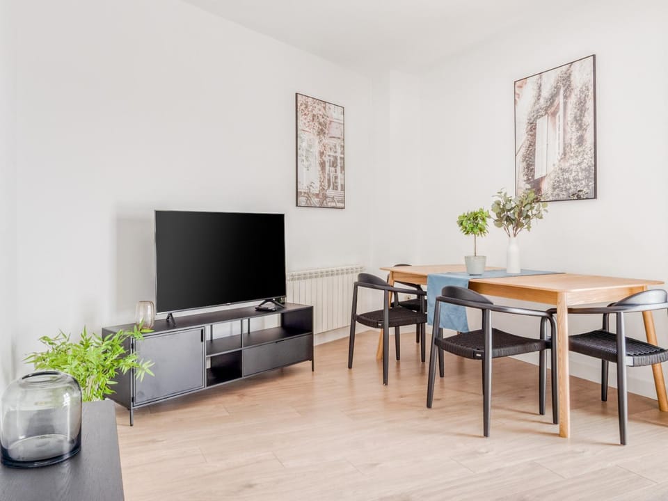 TV and multimedia, Seating area, Dining area
