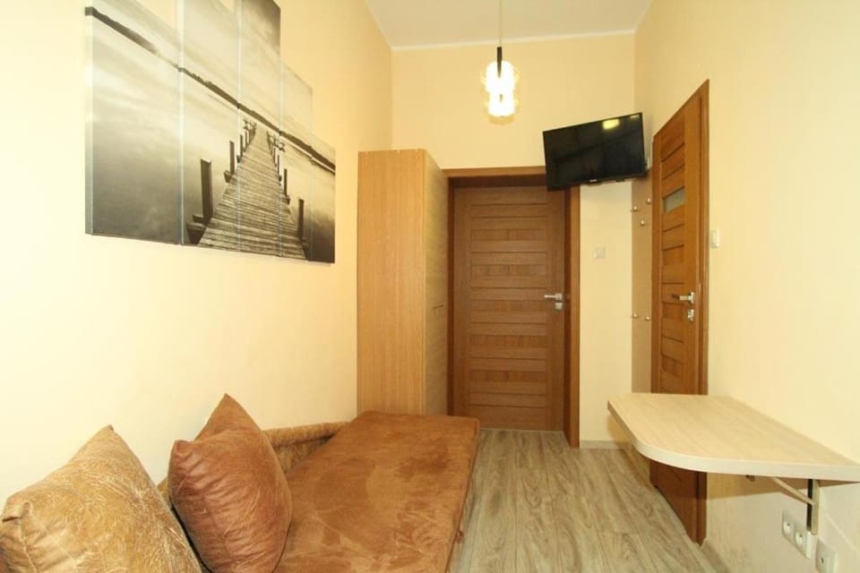 Bed, TV and multimedia, Photo of the whole room, wardrobe
