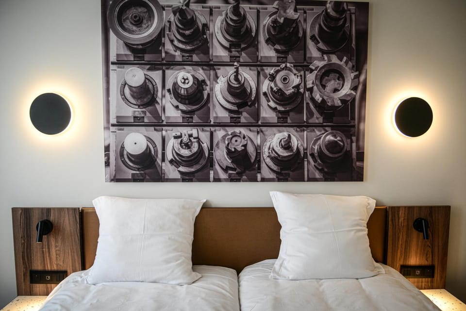 Bed, Living room, Photo of the whole room, Decorative detail, Seating area, Bedroom