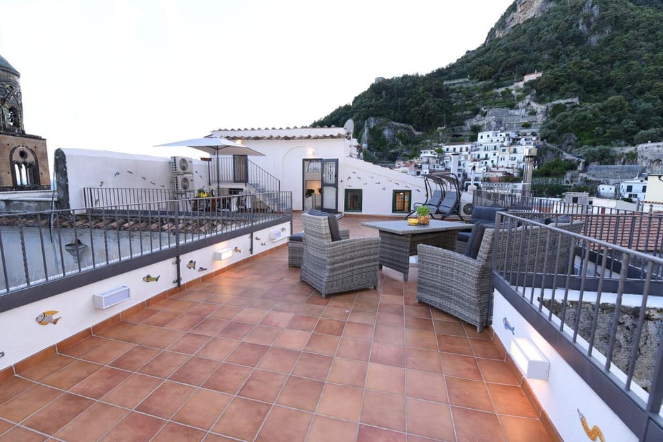 Property building, Spring, Day, Night, Activities, Summer, View (from property/room), Balcony/Terrace, Balcony/Terrace, Decorative detail, City view, Mountain view, Time of day, Sunrise, Sunset, Family, hair dresser, locker, sunbed
