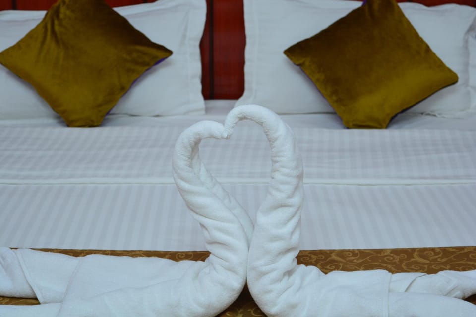 Bed, Bedroom, towels