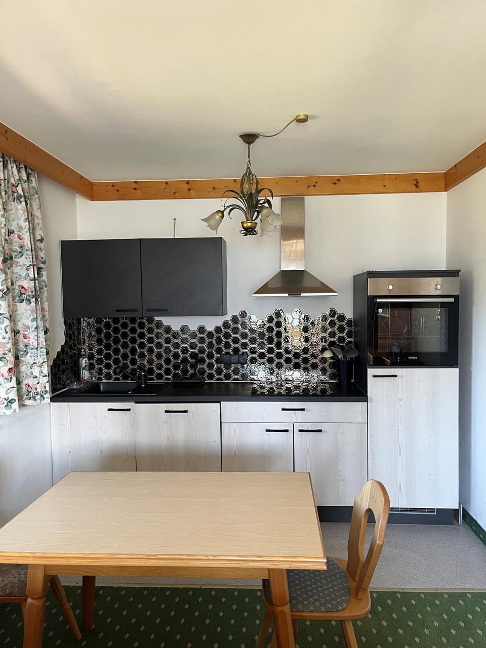 Kitchen or kitchenette, Dining area, oven, stove