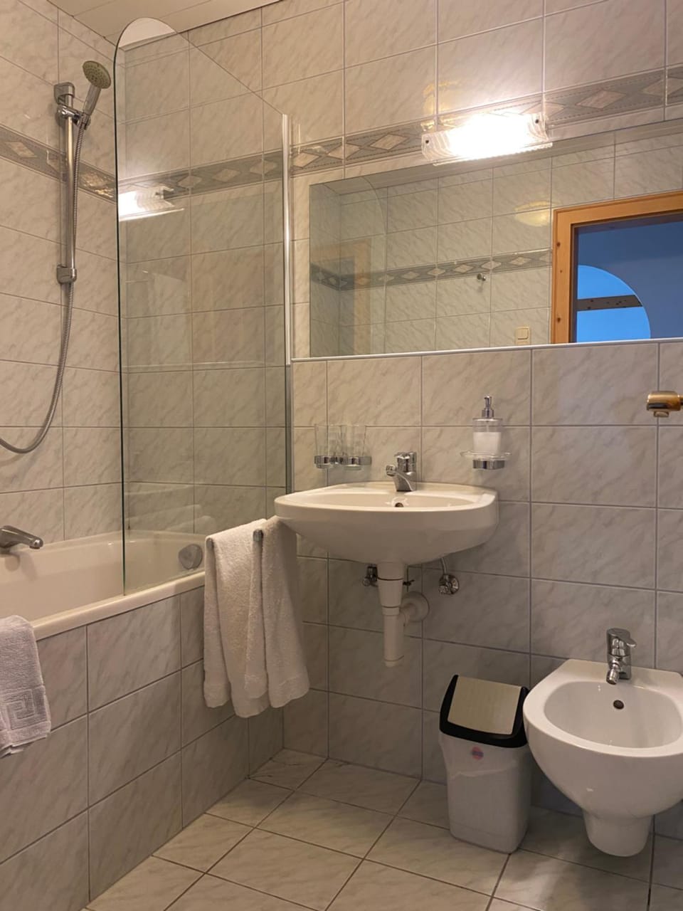 Shower, Bathroom, Bath, bidet, towels