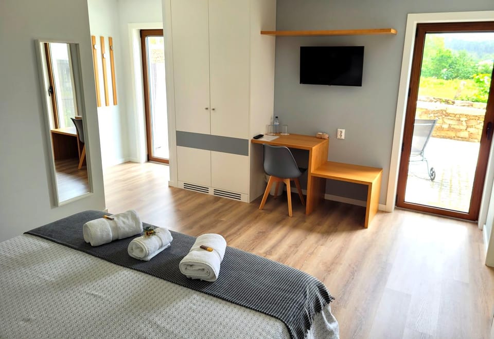 Bed, TV and multimedia, Balcony/Terrace, Bedroom, towels