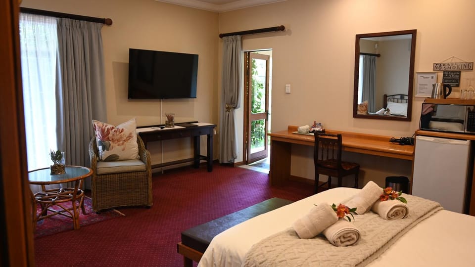 Bed, TV and multimedia, Photo of the whole room, Seating area, Bedroom, minibar, towels