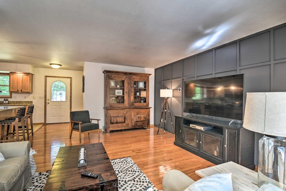 Upscale Family Cottage < 1 Mi to Higgins Lake House in Michigan