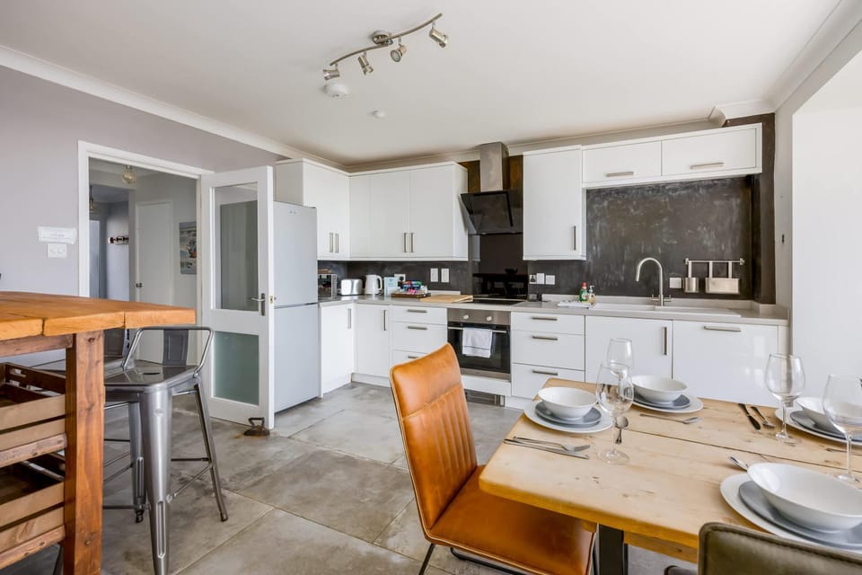 Kitchen or kitchenette, Dining area, dishwasher, pet friendly, stove