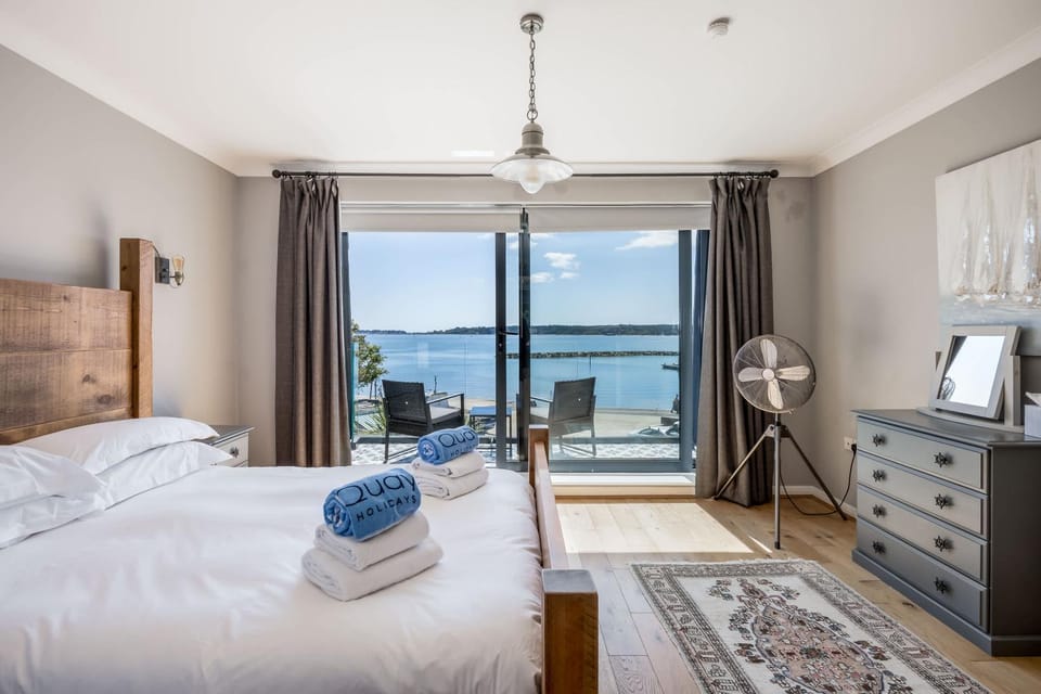Bed, Bedroom, Sea view, towels, wardrobe