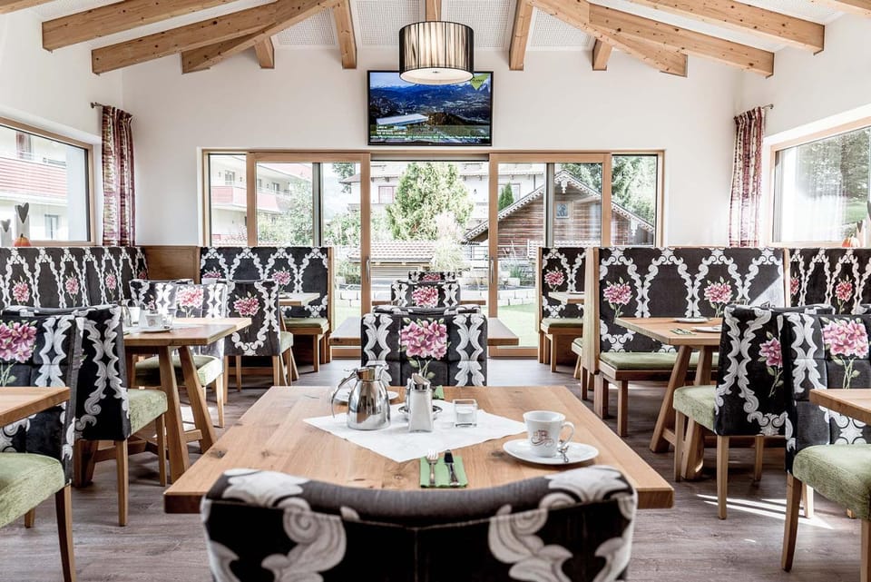 Seating area, Breakfast, Buffet breakfast