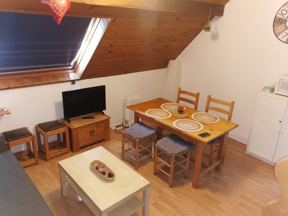 Communal lounge/ TV room, TV and multimedia, Living room, Seating area, Dining area