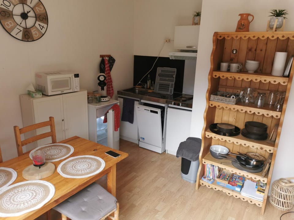 Kitchen or kitchenette, Dining area