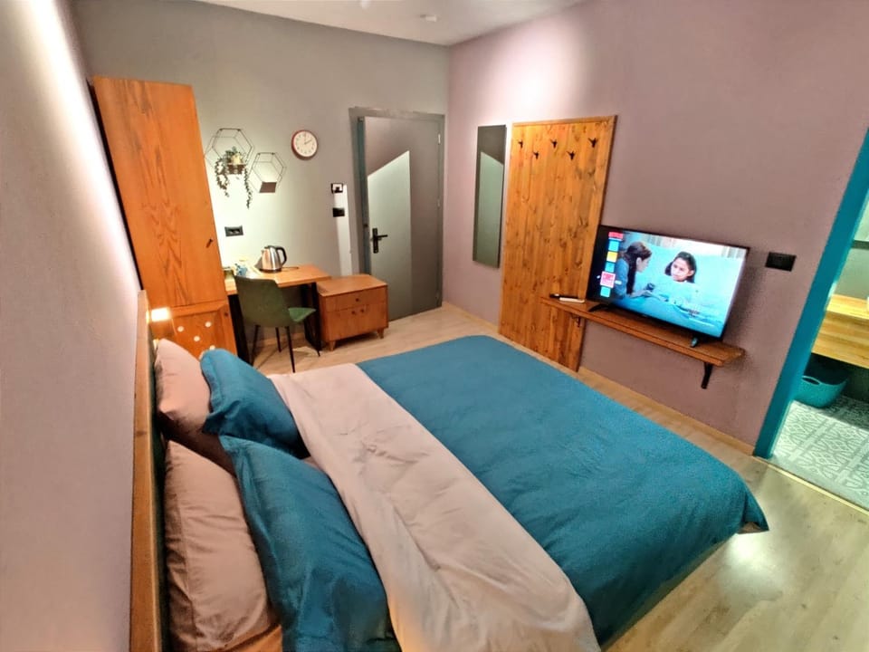 Bed, TV and multimedia, Photo of the whole room, Seating area, Evening entertainment, Bedroom, hair dresser