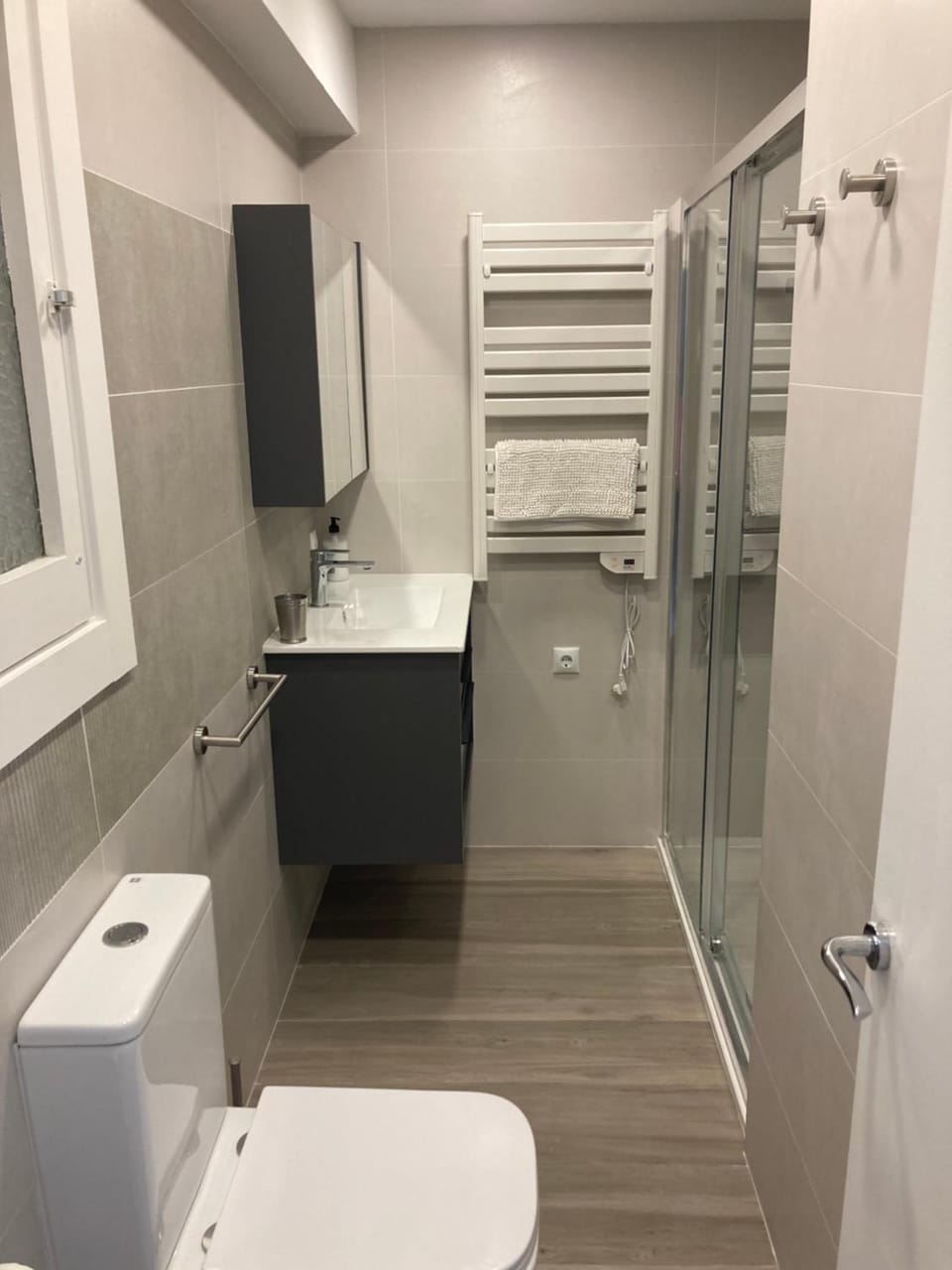 Shower, Toilet, Bathroom, towels