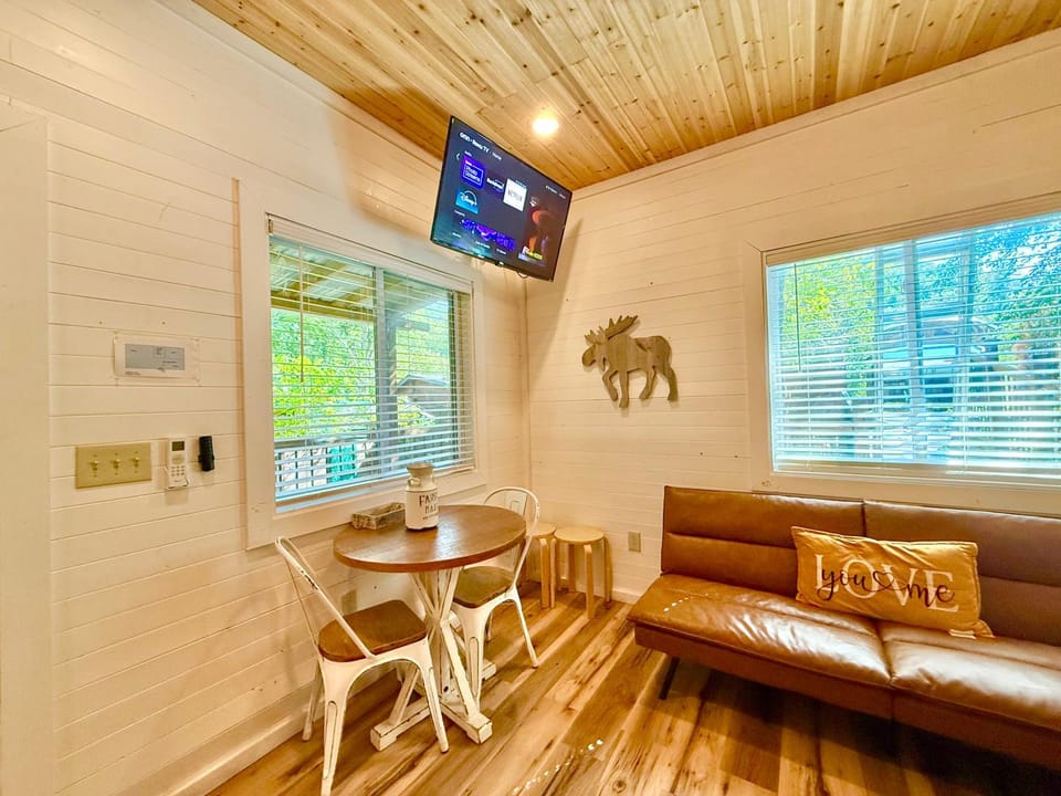 New Tiny cabin Hot tub Firepit Fenced yard Cabin in Pigeon Forge
