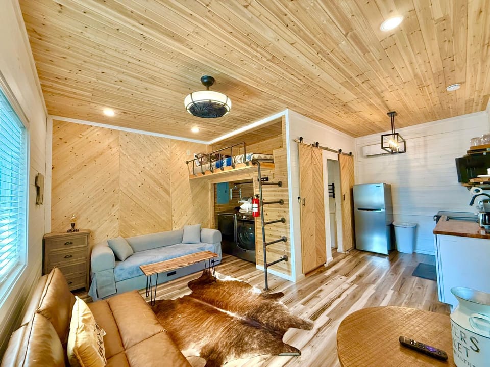 New Tiny cabin Hot tub Firepit Fenced yard Cabin in Pigeon Forge