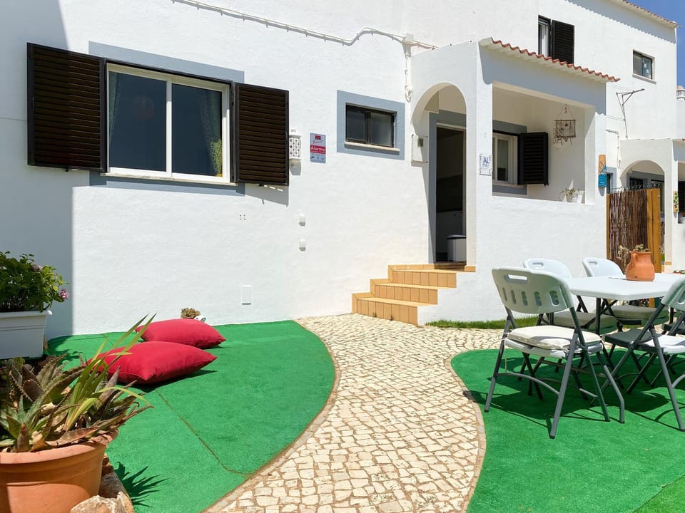 Property building, Patio, Balcony/Terrace