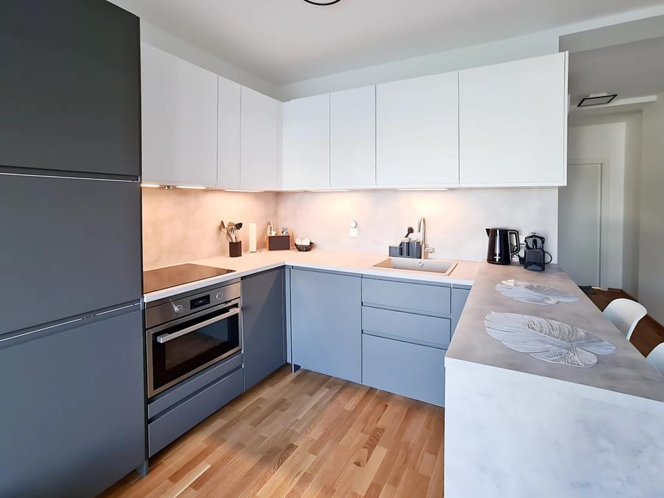 Coffee/tea facilities, Kitchen or kitchenette, stove