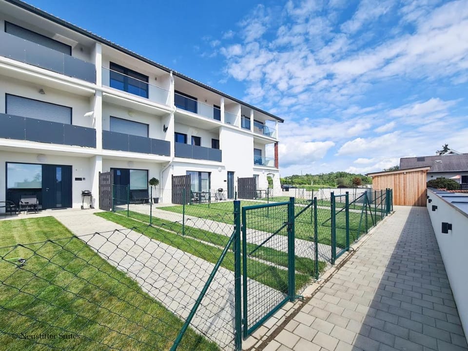 Property building, Garden, Balcony/Terrace, Garden view