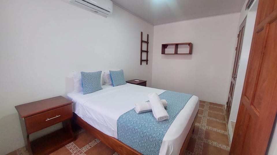 Photo of the whole room, towels, air conditioner