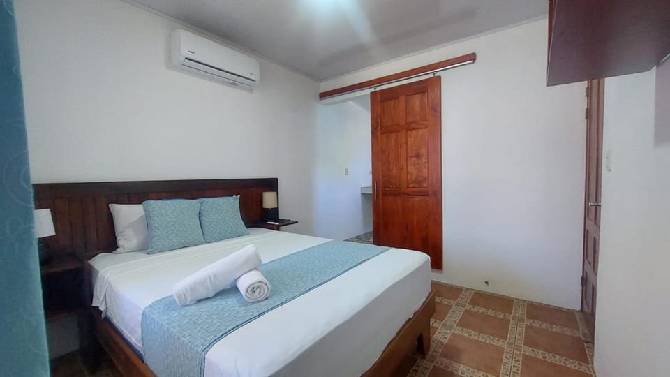 Bed, Bedroom, towels, air conditioner